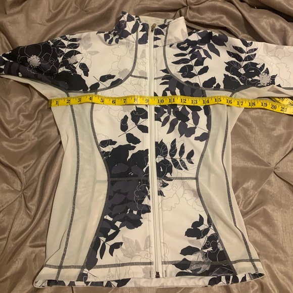 ✅HOST PICK✅~ lululemon Zip-up🍋 - Picture 5 of 5